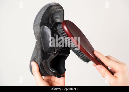 Kit pulizia scarpe in pelle bianca - spray idrorepellente, schiuma,  straccio e spugna Foto stock - Alamy