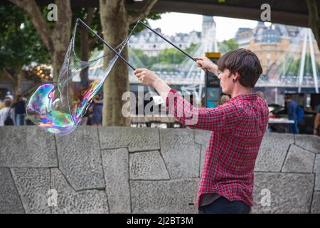 Londra, Regno Unito - 19 luglio 2021 - Un artista di strada della bolla del sapone nell'area di South Bank Foto Stock