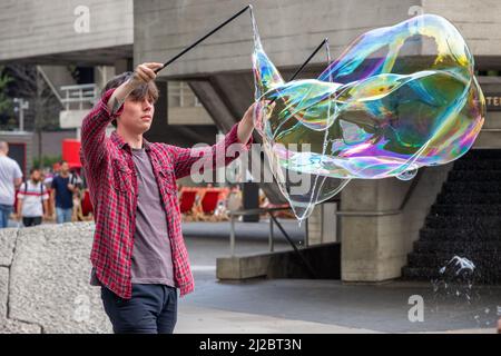 Londra, Regno Unito - 19 luglio 2021 - Un artista di strada della bolla del sapone nell'area di South Bank Foto Stock