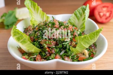 Una ciotola di deliziosa insalata di tabbouleh (tabbouli) fresca. Foto Stock