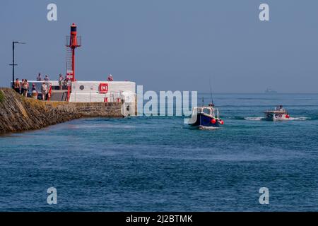 Piccole barche che passano dal molo Looe 'Banjo' alla foce del fiume East Looe, Conrwall, Regno Unito. Foto Stock