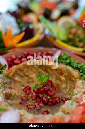 Diversi antipasti libanesi e insalate insieme sul tavolo. Focalizzato su baba ghanoush Foto Stock