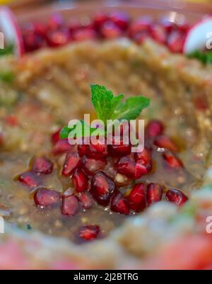 Diversi antipasti libanesi e insalate insieme sul tavolo. Focalizzato su baba ghanoush Foto Stock