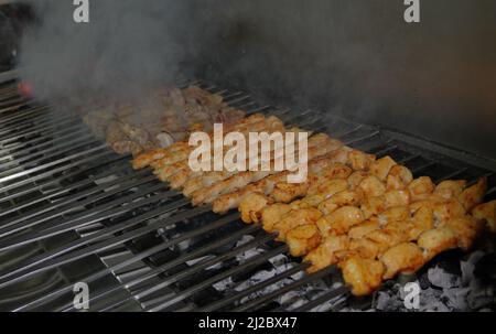 Tradizionale kebab arabo, kofta, taouk shish, brocette di agnello alla griglia Foto Stock