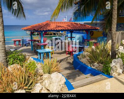 KRALENDIJK BONAIRE - 7 OTTOBRE 2013: Passi per Divi Flamingo Resort luogo d'incontro Foto Stock