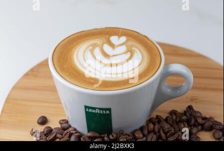 Dubai, emirati arabi uniti- marzo 03,2022: Caffè Lavazza con chicchi di caffè Foto Stock