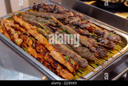 Kebab arabo tradizionale, kofta, taouk shish, brocette di agnello servite con riso. Foto Stock