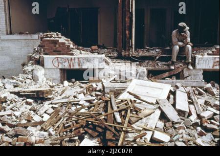 Membro di un equipaggio di relitti si riposa durante la demolizione di alloggi nella zona di Mulkey Square ca. 1975 Foto Stock