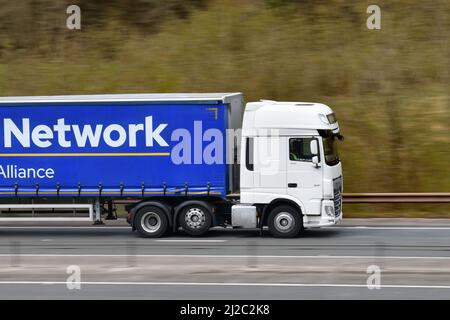 Newport, Galles - Marzo 2022: Autocarro articolato che guida su una strada a due carreggiate, con otturatore lento utilizzato per sfocare il movimento. Foto Stock