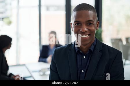 Theres nessun outperforming un team che lavora con passione. Shot di un giovane uomo d'affari che partecipa ad una riunione in un ufficio moderno. Foto Stock