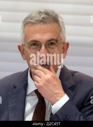 31 marzo 2022, Hessen, Francoforte sul meno: Il sindaco di Francoforte Peter Feldmann, incaricato della possibile accettazione delle prestazioni, segue un discorso alla riunione del consiglio comunale. E' stato annunciato che il pubblico ministero di Francoforte ha fatto accuse contro Feldmann per motivi probabili di accettazione delle prestazioni. Foto: Boris Roessler/dpa Foto Stock