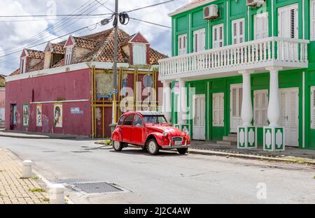 Rosso lucido Citroën 2CV nelle strade di Willemstad, Curacao Foto Stock