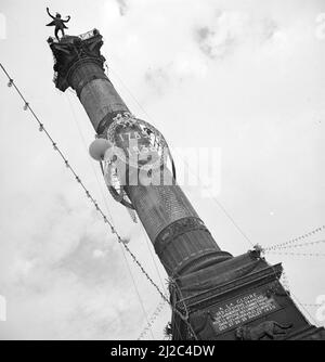 14 luglio 1938, memoriale la colonne de juillet in memoria delle rivolte di Parigi nel 1830. Fino alla Rivoluzione francese, la Bastiglia Saint Antoine si trovava qui, che fu demolita nel 1789. Place de Bastille prende il nome da lui ca: 14 luglio 1938 Foto Stock