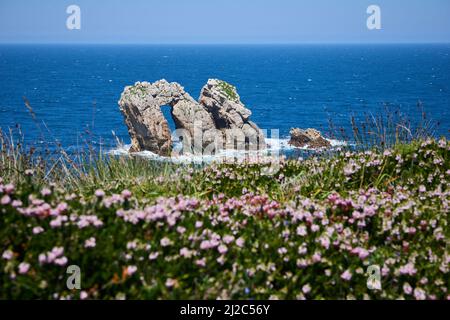 Una bella vista di formazioni rocciose bizzarine sulle scogliere nel nord della Spagna. Foto Stock