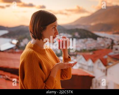 Molto gusto nero tè turco di bere, tradizionale tè turco in bicchieri Foto  stock - Alamy