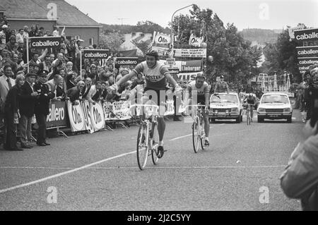 Campionato olandese di ciclismo amatoriale a Simpelveld, Arie Hassink vince lo sprint di Leo van Vliet ca. 19 giugno 1976 Foto Stock