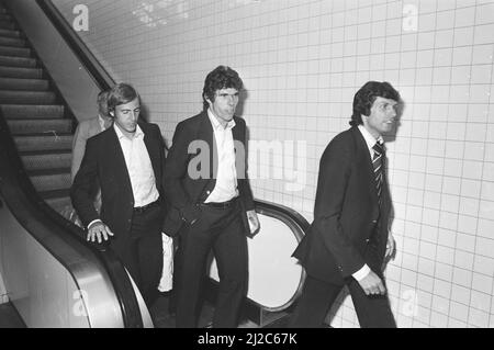 Il team olandese è tornato dalla Jugoslavia, Van Hanegem e Neeskens a Schiphol intorno al 20 giugno 1976 Foto Stock