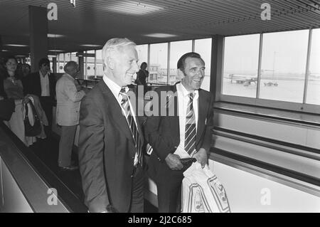 Nazionale olandese di ritorno dalla Jugoslavia, Stoop (a sinistra) e Knobel a Schiphol intorno al 20 giugno 1976 Foto Stock
