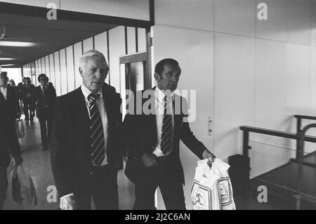 Nazionale olandese di ritorno dalla Jugoslavia, Stoop (a sinistra) e Knobel a Schiphol intorno al 20 giugno 1976 Foto Stock