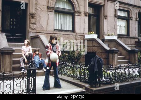 Piccoli giardini ben curati con recinzioni in ferro battuto adornano queste case su 3rd Street vicino Prospect Park, Brooklyn ca. 1973 Foto Stock