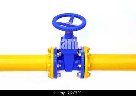 Tubazione con valvola su sfondo bianco. Tubo giallo con gru blu, industria petrolifera e del gas Foto Stock