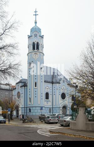 Chiesa di Santa Elisabetta (Kostol svätej Alžbety) comunemente conosciuta come la Chiesa Blu (Modrý kostolík) a Bratislava, Slovacchia. La chiesa progettata dall'architetto ungherese Ödön Lechner fu costruita tra il 1909 e il 1913 in stile secessionista ungherese. Foto Stock