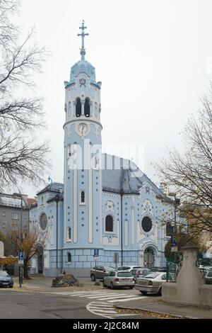 Chiesa di Santa Elisabetta (Kostol svätej Alžbety) comunemente conosciuta come la Chiesa Blu (Modrý kostolík) a Bratislava, Slovacchia. La chiesa progettata dall'architetto ungherese Ödön Lechner fu costruita tra il 1909 e il 1913 in stile secessionista ungherese. Foto Stock