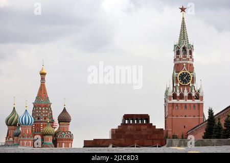 Vista sulla Piazza Rossa di Mosca, cupole della Cattedrale di San Basilio e mausoleo Lenin. Strade vuote nella capitale russa Foto Stock