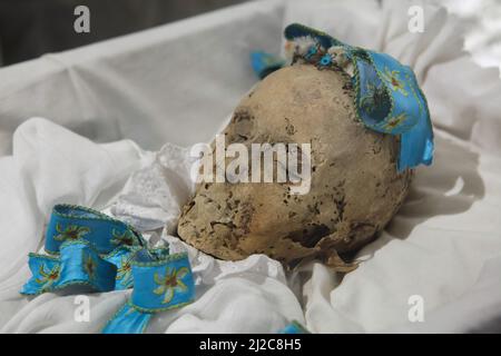 Mummia femminile esposta nella Cripta Memento Mori nel Museo del Tragor Ignác (Tragor Ignác Múzeum) a Vác, Ungheria. I corpi mummificati ben conservati datati dal 1730 al 1830 circa furono trovati nella vicina cripta della Chiesa Dominicana nel 1994. Diverse mummie sono state trasferite per essere esposte nella Cripta Memento Mori nel museo locale. Foto Stock