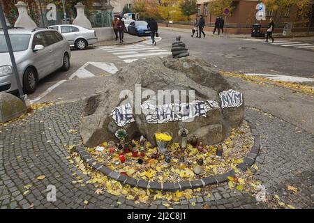 Monumento ai bambini non ancora nati (Pomník nenarodeným) accanto alla Chiesa di Santa Elisabetta (Kostol svätej Alžbety) comunemente conosciuta come la Chiesa Blu (Modrý kostolík) a Bratislava, Slovacchia. Foto Stock