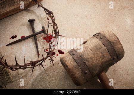 Crocifissione di Gesù Cristo. Croce di legno con unghie e Corona di spine su sfondo di pietra Foto Stock