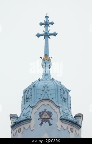 Croce della Chiesa di Santa Elisabetta (Kostol svätej Alžbety) comunemente conosciuta come la Chiesa Blu (Modrý kostolík) a Bratislava, Slovacchia. La chiesa progettata dall'architetto ungherese Ödön Lechner fu costruita tra il 1909 e il 1913 in stile secessionista ungherese. Foto Stock