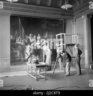 Restauratore Mertens del Rijksmuseum che lavora a Rembrandt van Rijn's Night Watch. È girato da un cameraman, regista di destra Gerard Rutten ca: 1946 Foto Stock