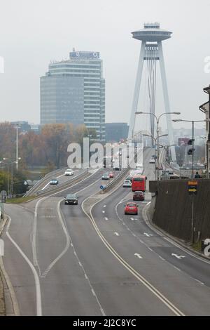 Ponte della rivolta Nazionale Slovacca (la maggior parte Slovenského národného povstania) noto anche come ponte SNP (la maggior parte SNP) sul Danubio progettato dall'architetto modernista slovacco Jozef Lacko (1967-1972) a Bratislava, Slovacchia. Foto Stock