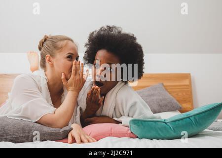 I migliori amici si rilassano al centro benessere e discutono dei segreti Foto Stock