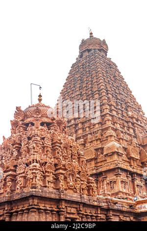 Un'inquadratura verticale a basso angolo del Thanjavur Periya Kovil alias Brihadeeswara a Tamil Nadu, India Foto Stock