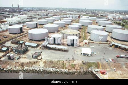 Royal Petroleum (Shell Oil Company) a Sewaren su Arthur Kill ca. 1973 Foto Stock