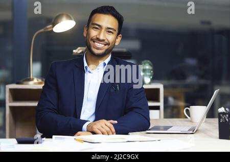 Questo settore è duro ma utile. Sparato di un giovane broker di scorta maschile alla sua scrivania. Foto Stock