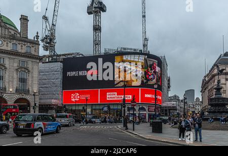 Ucraina Humanitarian Appeal advertising, Piccadilly Circus, londra, Inghilterra, Regno Unito. Foto Stock