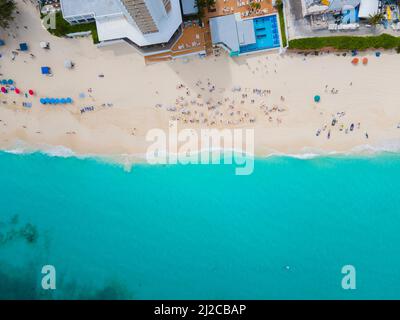 Paradise Beach vista aerea e il Beach Hotel a Atlantis su Paradise Island, Bahamas. Foto Stock