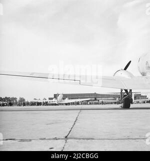 Due parcheggi Douglas DC-3s di fronte al grande hangar all'aeroporto Schiphol ca: 1936 Foto Stock