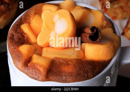 frullato di latte speziato di zucca con marshmallow bevanda calda autunno inverno Foto Stock