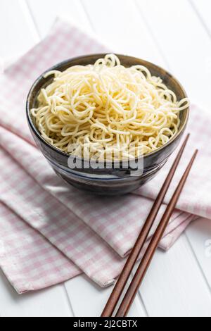 Tagliatelle istantanee. Tagliatelle cinesi cotte in una ciotola. Foto Stock