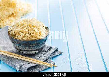 Tagliatelle istantanee. Tagliatelle cinesi cotte in una ciotola. Foto Stock