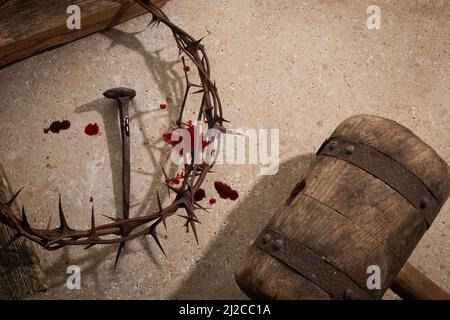 Crocifissione di Gesù Cristo. Croce di legno con unghie e Corona di spine su sfondo di pietra Foto Stock