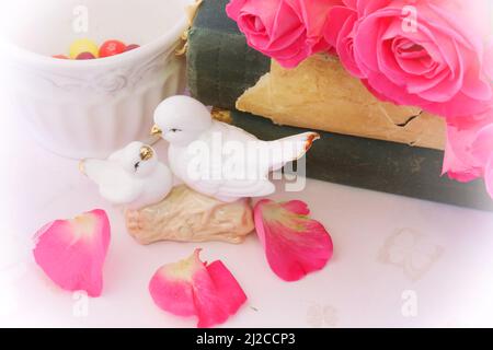 Amore sfondo in stile retrò figurine baciare colombe rosa annata libro San Valentino matrimonio shabby Chic Foto Stock