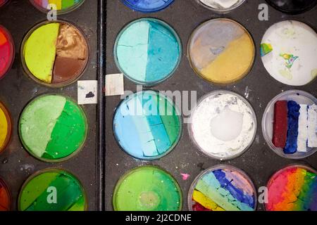 Vernice colorata tubi su una tabella con le vernici utilizzate per affrontare l'arte Foto Stock