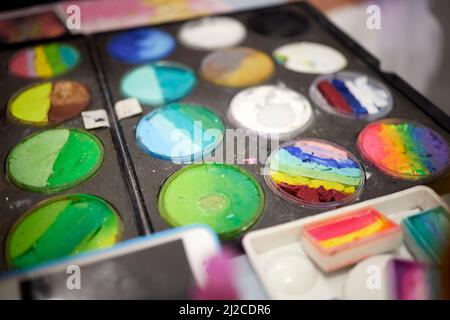 Vernice colorata tubi su una tabella con le vernici utilizzate per affrontare l'arte Foto Stock