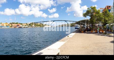 Queen-Juliana-Bridge visto dal famoso Queen-Emma-Bridge nel centro della città di Willemstad, Curacao Foto Stock