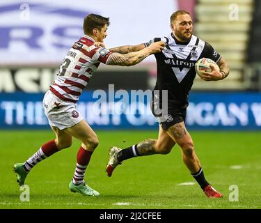 Josh Griffin (4) di Hull FC recita John Bateman (13) di Wigan Warriors in, il 3/31/2022. (Foto di Craig Thomas/News Images/Sipa USA) Credit: Sipa USA/Alamy Live News Foto Stock